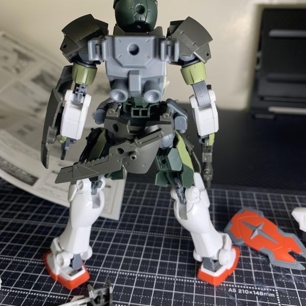 30MM 1/144 スピナティオと、EG 1/144 ラーガンダムのミキシングです。メインがまだスピナティオなので、GUNSTAに投稿していいか迷ったのですが、一様ジムの派生と言う設定で😅細かな調整はまた出張戻り(年末)にします🙇（3枚目）