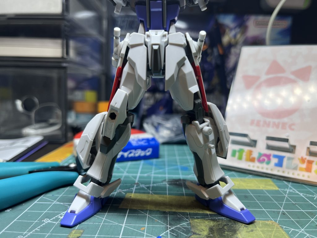 脚部のウィンダムのパーツはサイドアーマーに引っかかってしまうのでピンを切って位置を下げて接着。サイドアーマーはRGビルドストライクのものを加工して取り付けてます。ビームサーベルはライフリのものに変えました。