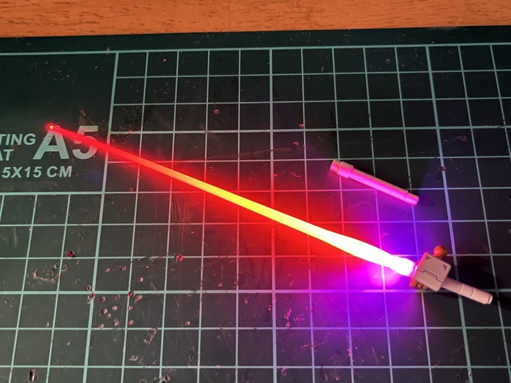 ビームサーベルも点灯しています。