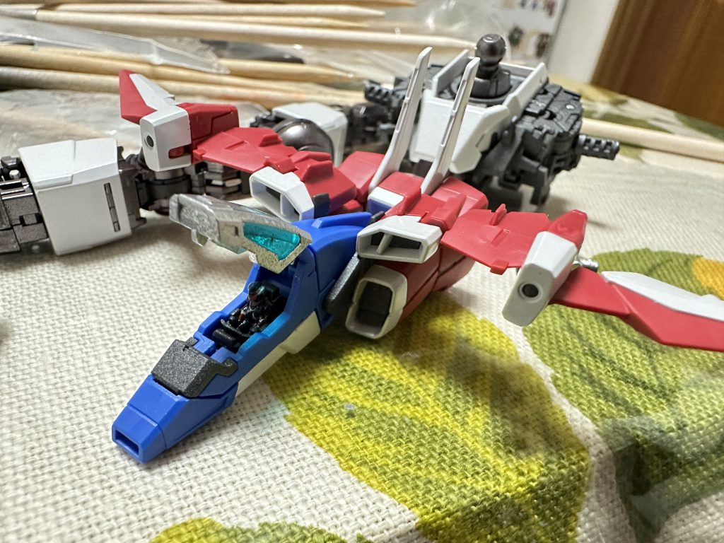 パイロットも筆塗りしてますが、見えませんね💦細かい所は全て、シタデルカラーです。