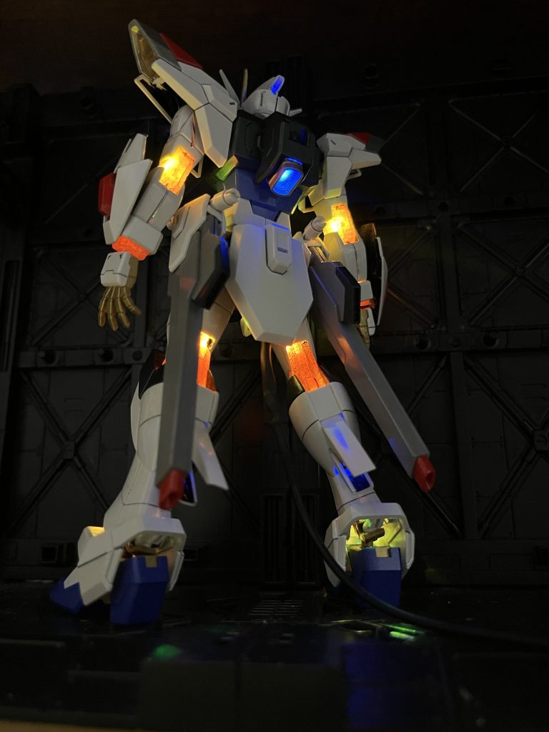 見えないところですが、本体のスラスターを点灯させてます。