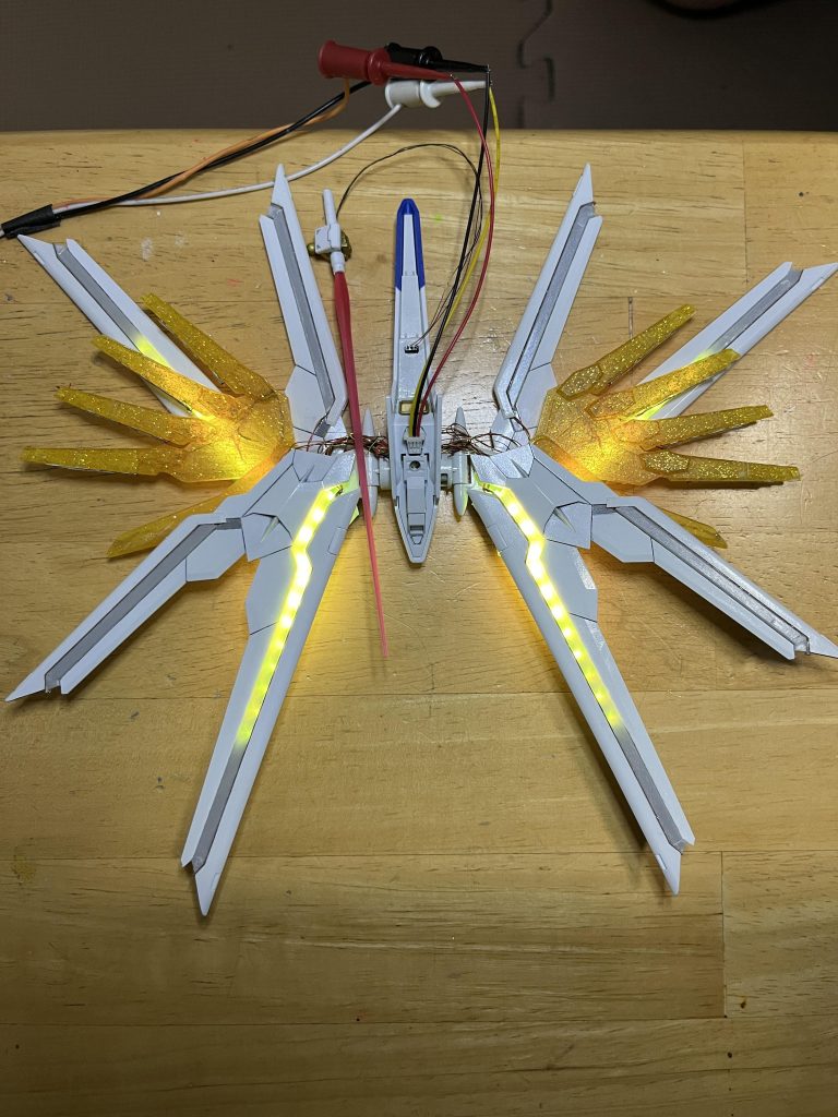 金色部分はレジンで複製しました。ピンク色のラインは3mm正方形パイプを加工してLEDに被せています。