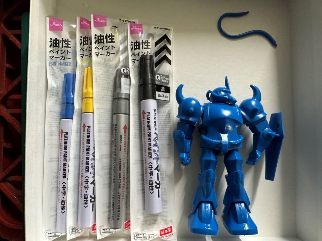 拘りの塗装は、こちら、某１００円ショップで買ってきたペイントマーカーです。そして、意外と家では使い道がなかったりもします。 そして、そして、一番大変だったのが、アンテナを折る瞬間！！