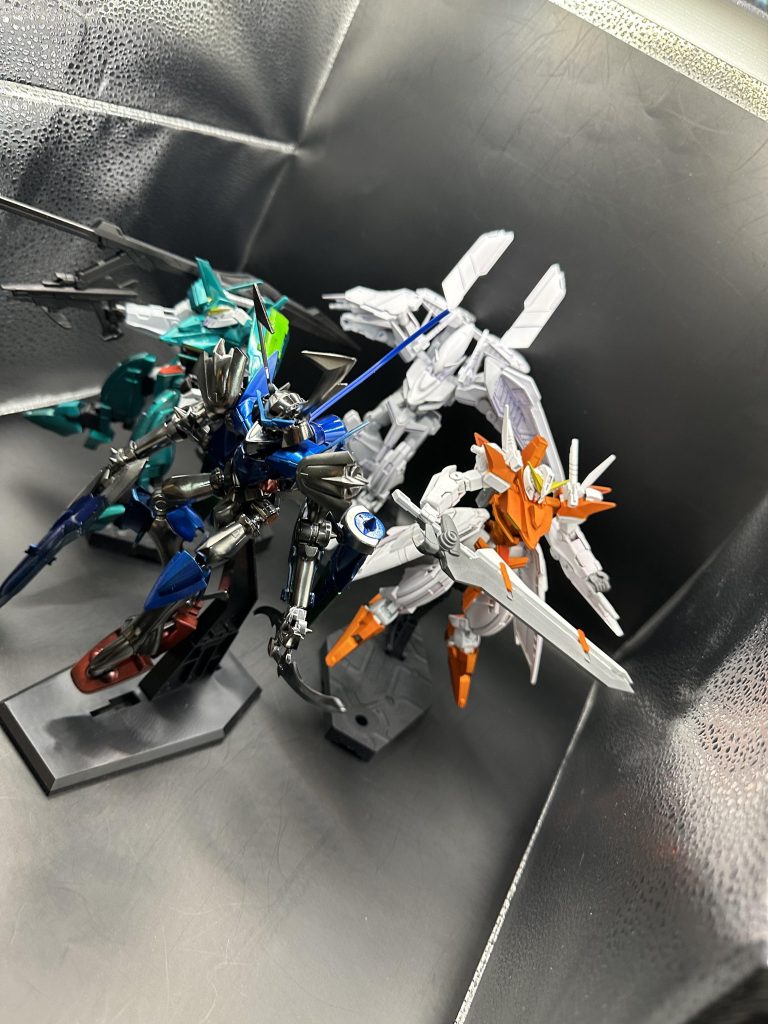 非常に分かりにくかったですが、ソレスタルビーイングのカラーで塗装してみました！キャンディや、ミラークロームなど自分の今できることを詰め込みながら頑張ってみました(笑)少しでもソレスタルビーイング感出てるよ！って思ってくれたら幸いです(笑)長々とありがとうございました！！俺が！俺たちが！ガンダムだ！