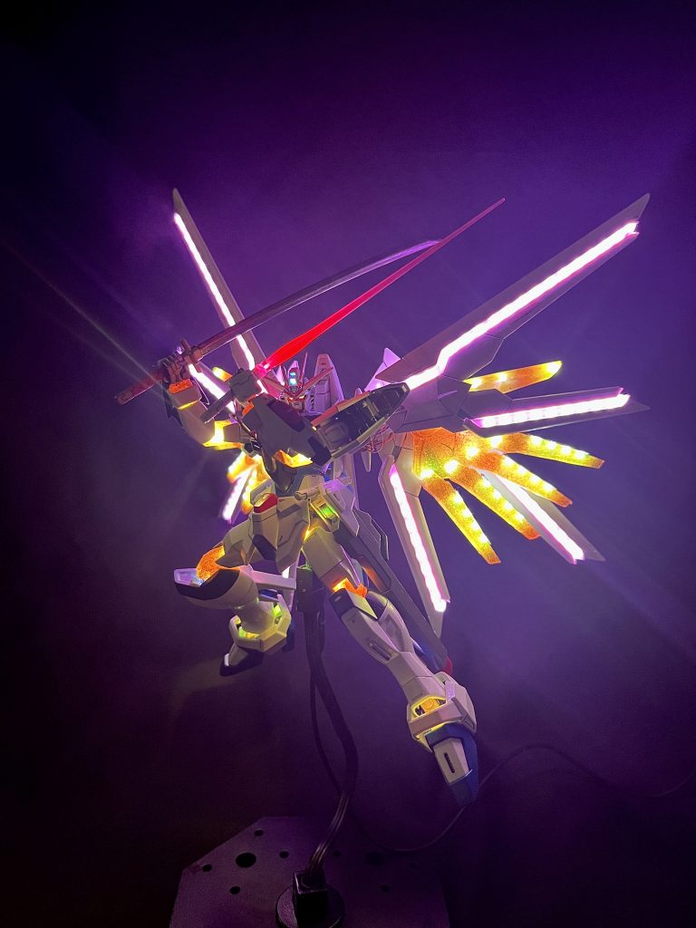 プラウドディフェンダーの光は流れるようにしてあります。ディスラプターを任意で発光させられます。プログラムで制御しているため、オートモードで飾る前提の作りとなっていますが、状態を固定する事もできます。固定モデルではないのでポーズが変えられます。