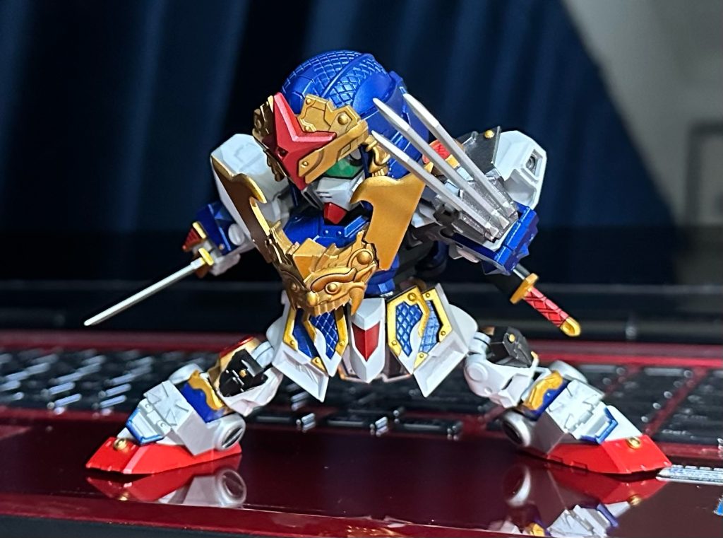 簡易撮影のため、背景にノートPCも写ってます。すみません。グリップは無加工で手に差し込めるのですが、どうしても手甲は外さないと装備出来ません😢