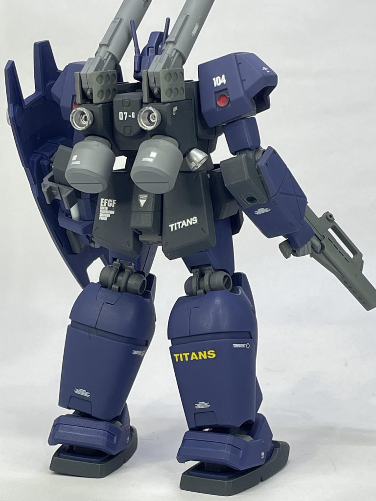 頭から四肢にいたるまでの合わせ目、さらに関節はABSという後ハメまで要求されそうな手のかかるキットでした。