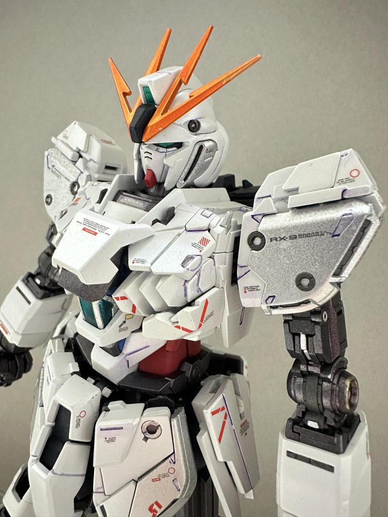 フレームは、ガンダムマーカーのEXのヘビーガンメタルと、ガイアのメカサフ ガンメタルを吹いてます。