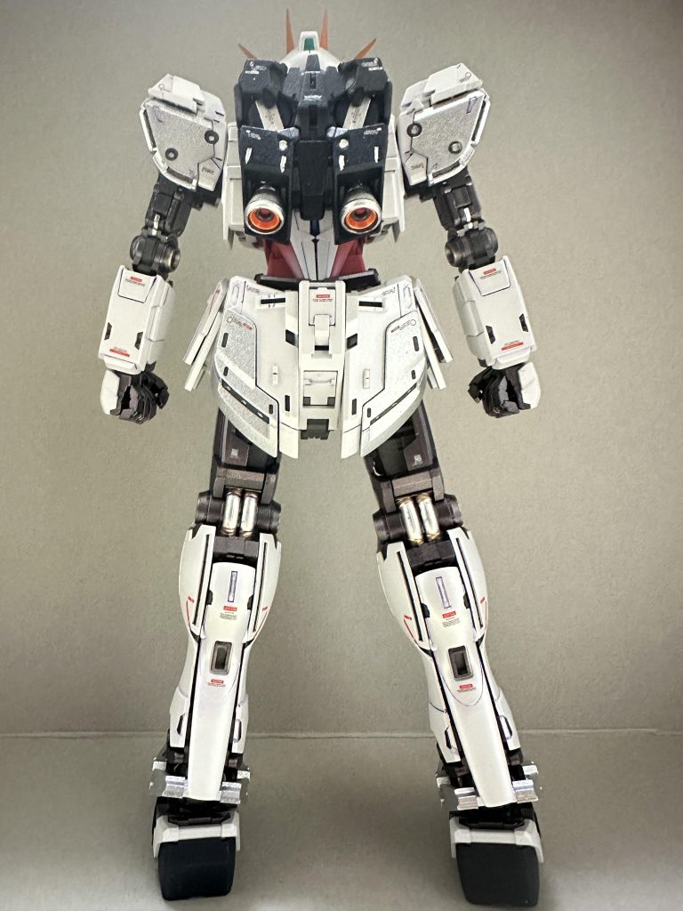 細かい部分は、筆塗りです。パックは等は、ガイアのプレミアムブルーブラックを吹きましたが、下地処理を怠ったせいか、キレイに発色しませんでした。