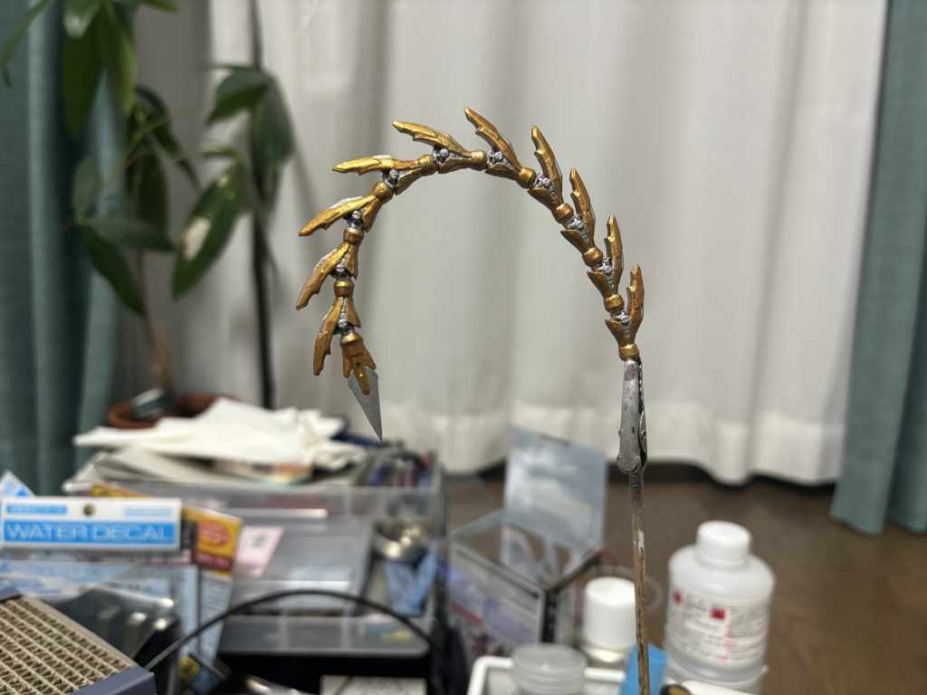 エピオン塗るって友人に話したら、こいつABSだけど頑張ってねって言われて、唖然となったのは良い思い出…どうしようかなーと思ってネットサーフィンしてたらプライマーなるものがある知ったのでとりあえず購入。ただこれ塗ったところで100%じゃないって聞いてもいたし不安だらけで塗りました。ハンドピースはガンダムマーカーエアブラシのやつしかないので筆で塗ったんですが、ちゃんと塗れてるのドキドキでした。最終的にはプライマー、ガイアカラーの銀のサーフェイサー、ガイアカラーのパールゴールドで塗りました