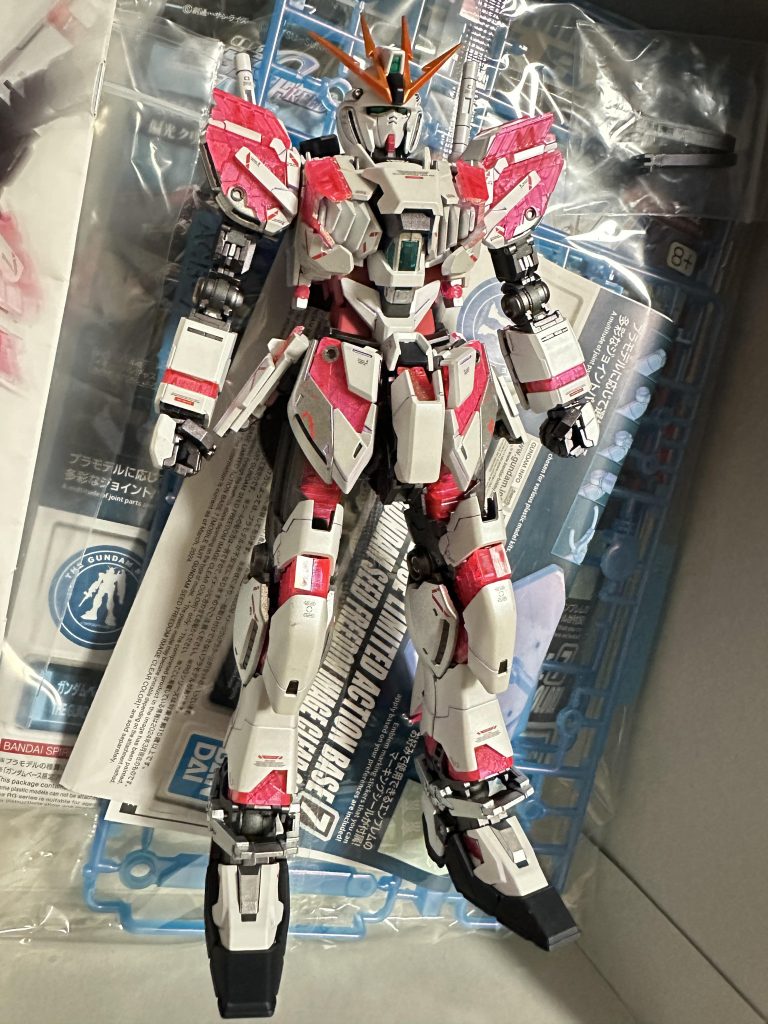 全身…こんな写真で申し訳ないです…外装は、ボーンペイントのビギニングホワイトとネオマイカです。何気にパール塗装になってます。シルバーは、ガンダムマーカーのEXシャインシルバーです。シルバーは上手く塗れませんでした。技術はないので、合わせ目消し、下地処理はほぼ出来てません💦