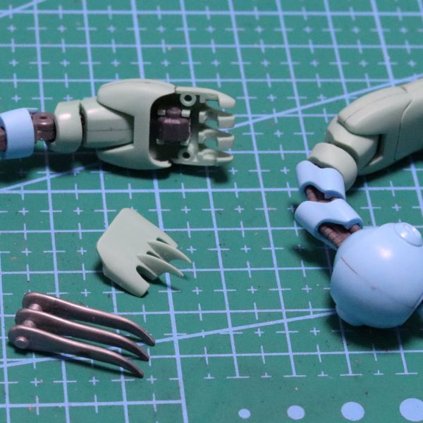 ∀ガンダムのマスコット、カプルを作りたい衝動にかられ、旧キット（旧しかないが・・・）をプチ改造して製作中です。モモカプルとミキシングして手軽にバージョンアップするつもりが、結局使ったのは腕だけでした。胴体は大きすぎて諦めました・・・。あとはマシンガンの銃身をくっ付けて、サフに入ろうと思います！（4枚目）