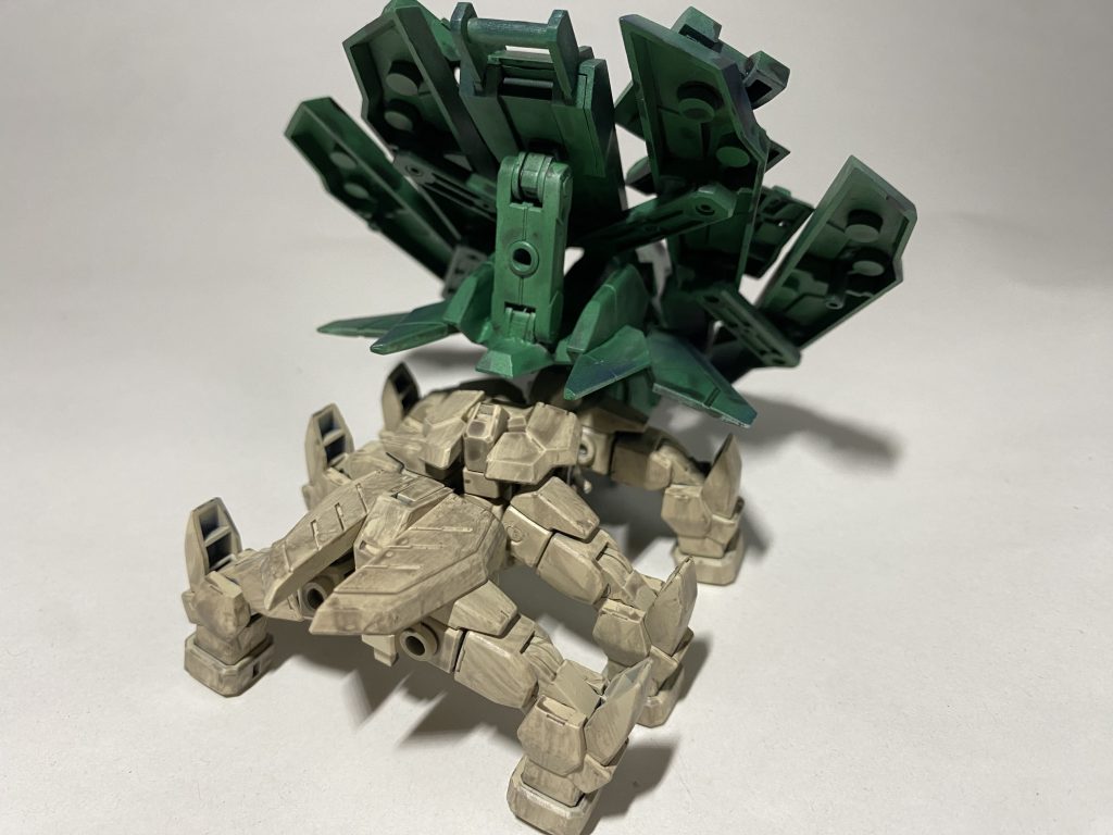 ななめ後ろ。装甲の裏側がスカスカなところにやっつけ仕事を感じますね。