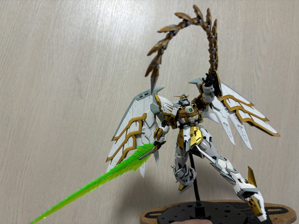 今回もガンダムマーカーエアブラシで全塗装してみたんですがニューホワイトが本当に色が乗らなくて…コスパ悪いなって思っちゃいました…とはいえ、ガンダムマーカーエアブラシのお手軽感(手入れ面)は最高だと今は思ってんですけどねぇ。知り合いからはガンダムマーカーの作品は残念なのが多いからちゃんとしたエアブラシ買いなよとかも言われたり…