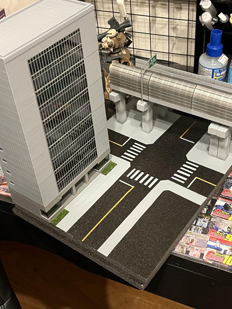 材料はDAISOで買ったボードとボンド、ヨドバシで高速道路とビルです。道路の線はDAISOシールです。塗装で線を引けるようになりたい。が、ガンダムマーカーのホワイトしかなかった。横断歩道下手くそ（笑）