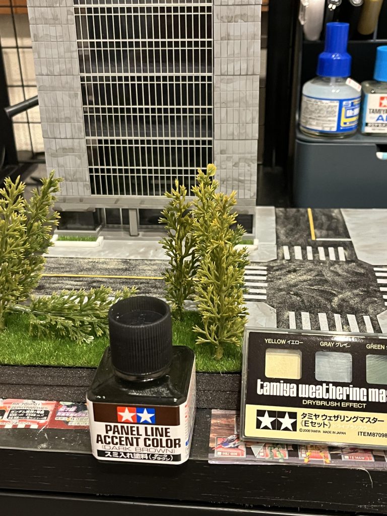 DAISOで買った木を植えて、コンクリート墨入れ塗料で汚して、道路ウェザリングしました。まだまだ物足りないが一旦写真撮影して様子を見ました。みたいな状況です。見てくれてありがとうございます。
