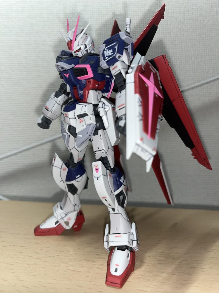 黄色→蛍光ピンク墨入れ、艶消しスプレーで仕上げ。ルナマリアは、映画後も引き続きインパルスを使っていたとして、コンパスが彼女用に調整を施し、機体本体とシルエットにピンク色があしらわれた、というのが妄想。コアスプレンダーも一部ピンクに。ホントはバラしてコアスプレンダー単体でも撮りたかったけど、硬くて外せないw