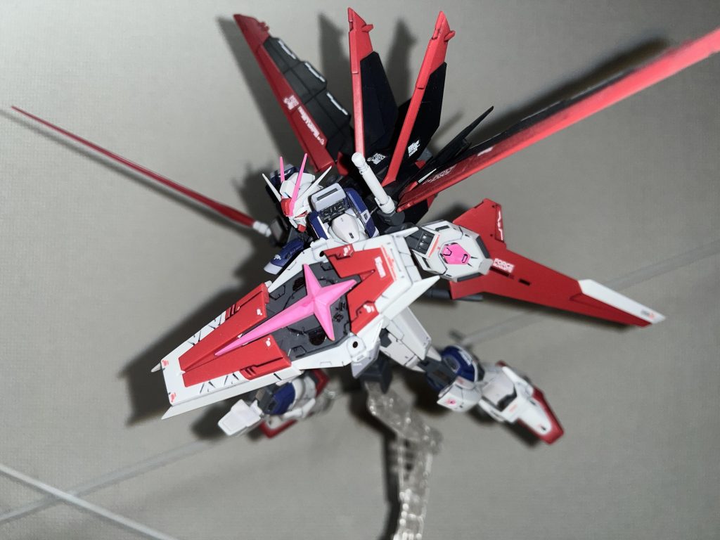 突撃!ちなみにシールドには、RGキット特有の銀色デカールの余りを貼ってみました。展開した下のグレー部がさりげなく光るのが気に入ってます。