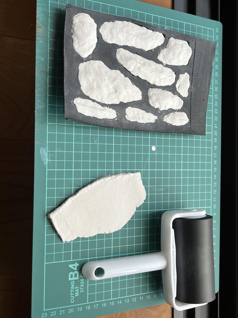 紙粘土で岩を作るところです。ローラーの隣にあるやつは砕けたコンクリートにする予定。ワクワクが止まらん。