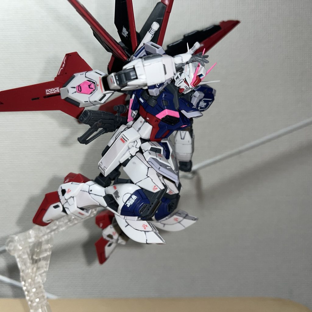 ルナマリアのあのポーズw流石にピースの手首は無いので、平手で敬礼っぽく。ほら、なんかこれがルナマリアが中に乗って、このポーズ取ってると思うと、インパルスの足が妙に色っぽく見えません? だってほら、ザクの足の太さではこの色気は出ませんよ?