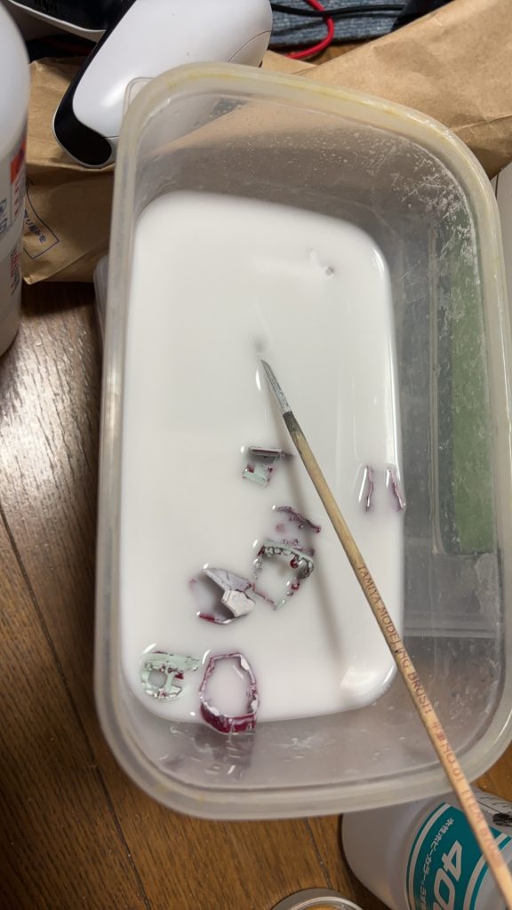 今回はニューホワイトが上手く塗れず、何回もドボンしてます…おかげさまでミスターカラー薄め液がガンガン減らました…