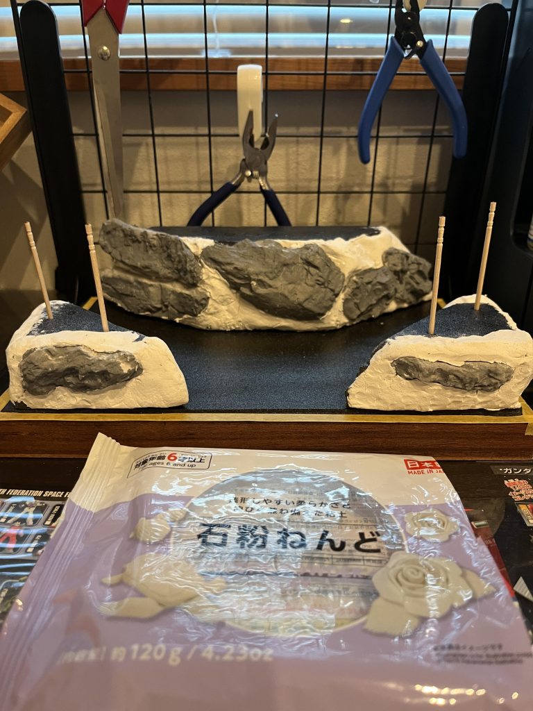 岩を粘土で地形に取り込みました。この後植林。