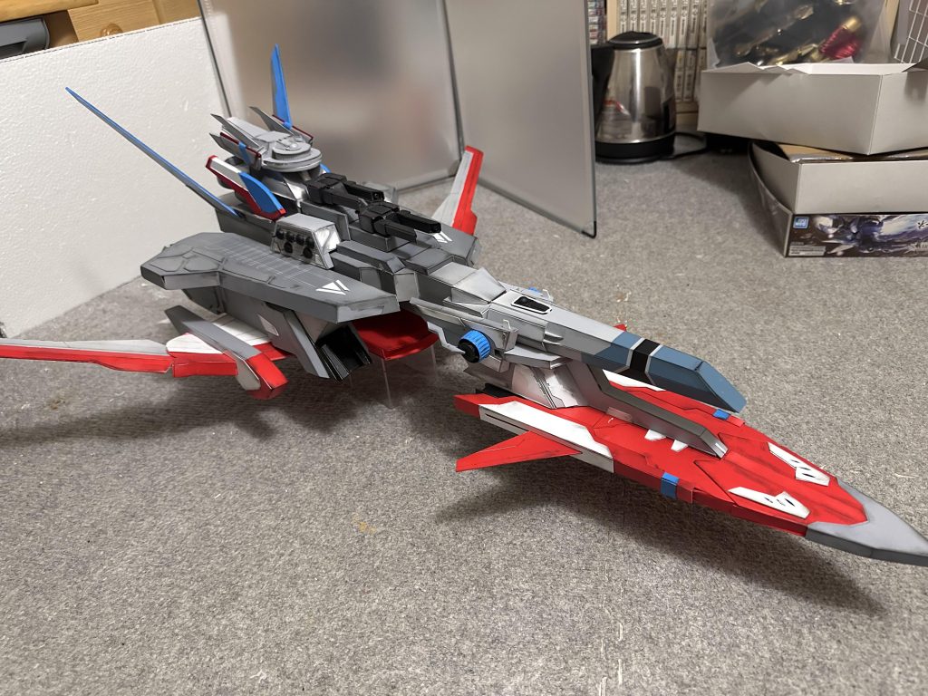 スーパーミネルバ級Ms惑星強襲揚陸艦ミレニアムはアークエンジェルとミネルバの設計思想を受け継いで建造された新型艦だそうです。アークエンジェルの機動力、水中から宇宙まで地形を選ばない踏破性、ゴッドフリート等の信頼の銃火器ミネルバの必殺兵器陽電子破砕砲QZX-1「タンホイザー」など、アークエンジェルとミネルバの合いの子でコズミック・イラ最強の戦艦待ったなしです！ぱっと見からもわかるアークエンジェルとミネルバを出して割ったようなステキビジュアルと戦艦らしからぬ高機動な設定ににやられましたねー（笑）