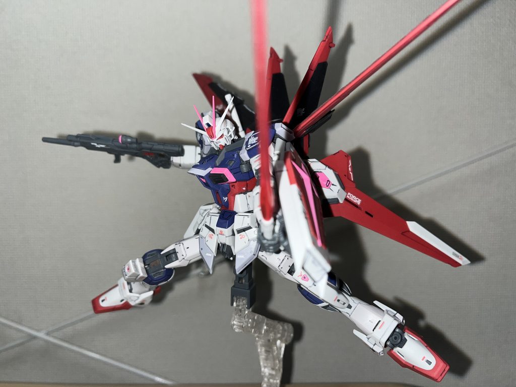 シールド折り畳んで左手サーベル。考えてみれば、フォース時に左手でサーベル抜いたのはフリーダム戦の時だけでしたかね? しかもその時は盾捨てた直後でした。なので、せっかくの折り畳みシールドなので、シールド持ったまま左手サーベルも見てみたかったなーんてw