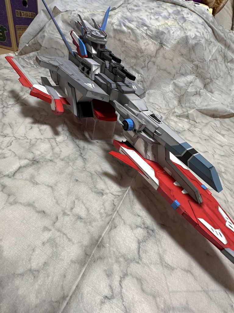 今回のギミックは翼の収納、展開のみです。飾る時のスペースの関係で絶対たたみたかったのです（笑）カタパルトやタンホイザーの展開、マリューさん向けw新型装備「艦首ラム　ゴウテン」を再現したかったのですが、いいアイデアが思いつきませんでした。。。