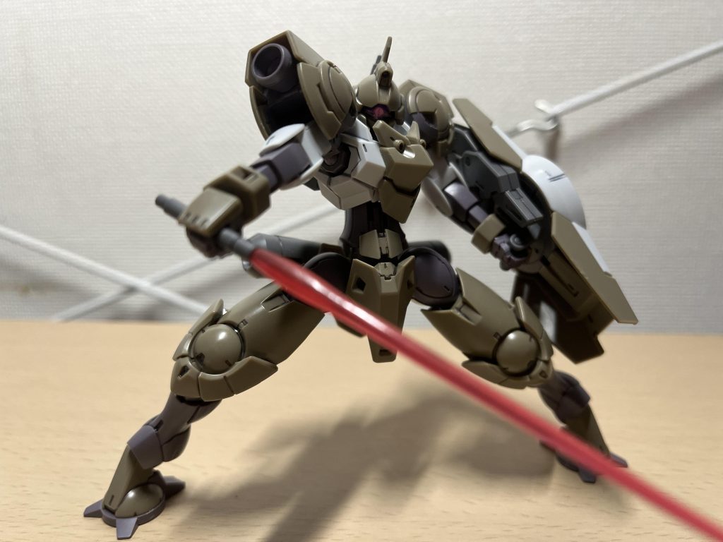 シールド裏にライフルを挟んで、なんちゃってマウント。