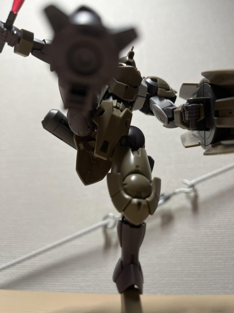 歩兵を踏み潰そうとする図。水星のプロローグでは、施設内でこんな目に遭った人も居たのではと想像。