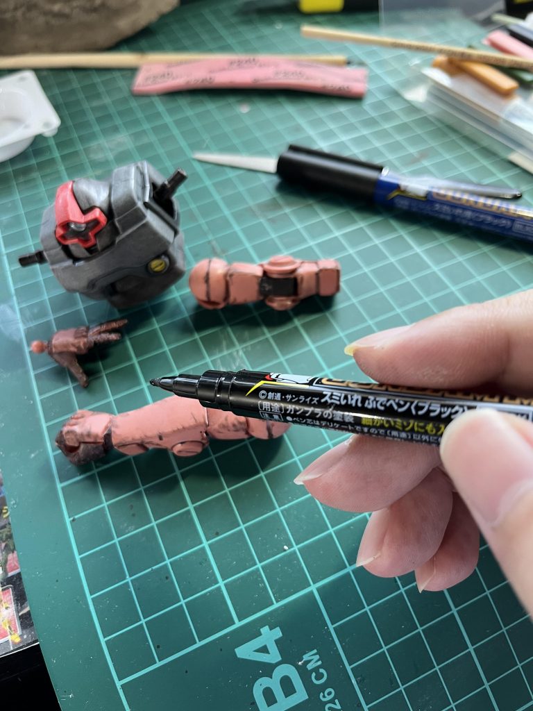 ヌリヌリ。細い墨入れペンで墨入れしてから太い墨入れペンで汚れもかきます。これで生まれ変わる。デカールも貼って超かっこよくしてやるか。 見てくれてありがとうございます。