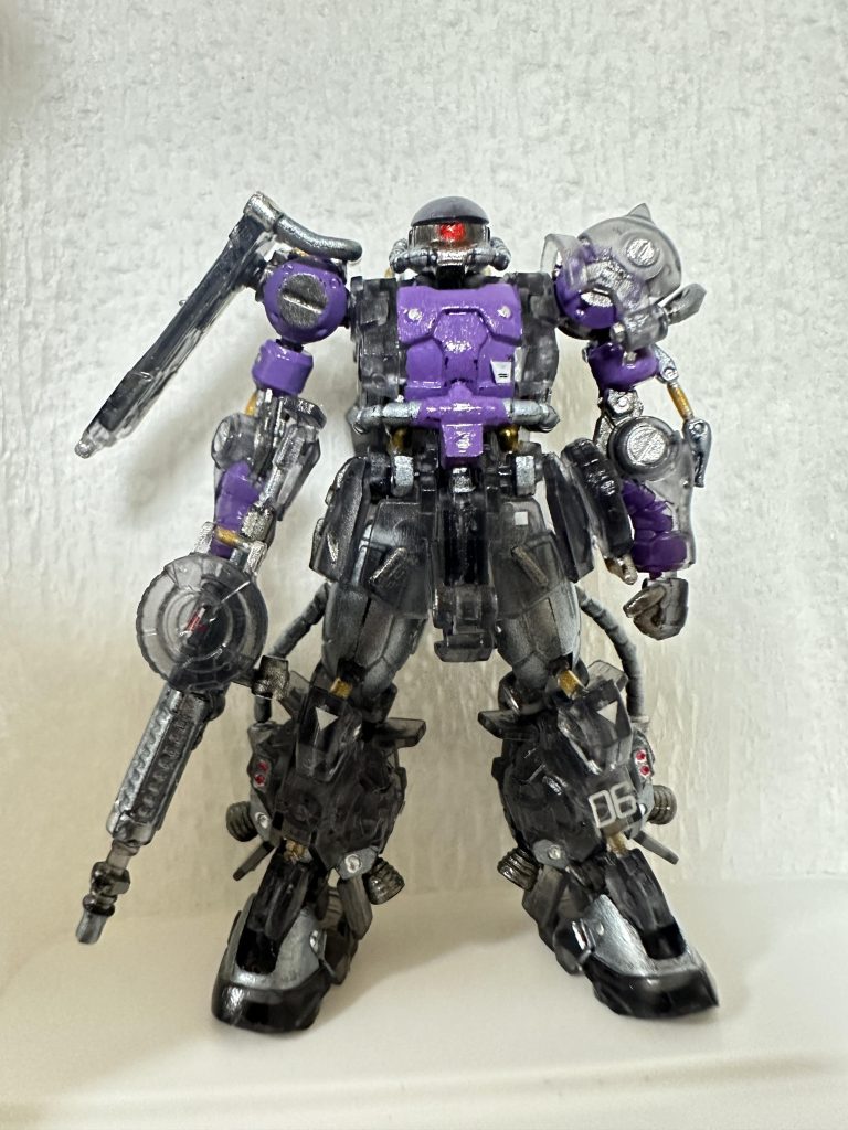 クリアブラックのガイア機は、クリア部分を残したかったので、部分塗装です。