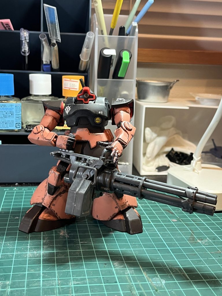 ガトリングガンを持たせるために手を加工しました。左手は平手しかないので手首に0.1ミリ針金でガンリンクガンをつっています。ガトリングガンの持ち手をガッチリ掴まないとカッコつかないので持ち手が欲しいところ。