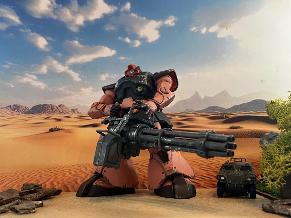 コトブキヤのガトリングガン装備。ゼンマイで砲身が回転します。装甲車を置いてスケール感を出してみるも装甲車デカすぎ。