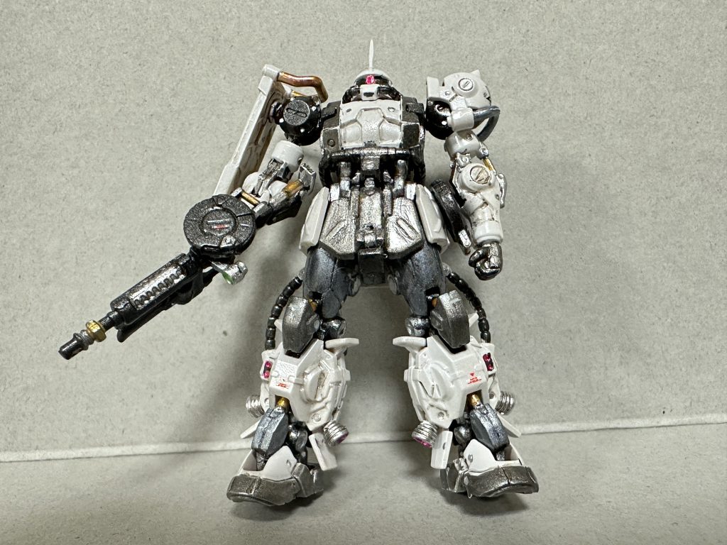 ペールオレンジのガイア機は、シンマツナガ機風に全塗装しています。白い部分はエアブラシで、ボーンペイントのネオマイカ吹いて、フレームや細かい部分は、シタデルカラーで筆塗りです。