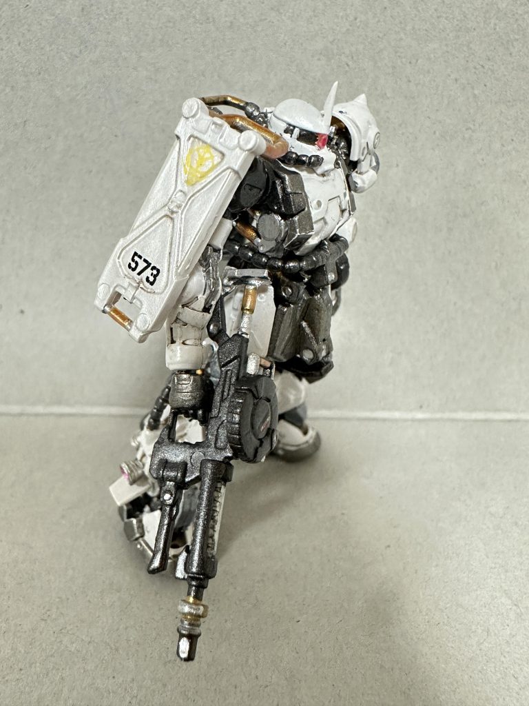 デカールは、HGの物を使用してます。墨入れはキレイに出来ず、汚し塗装みたくなってしまいました…これも味かな…と思ってます。