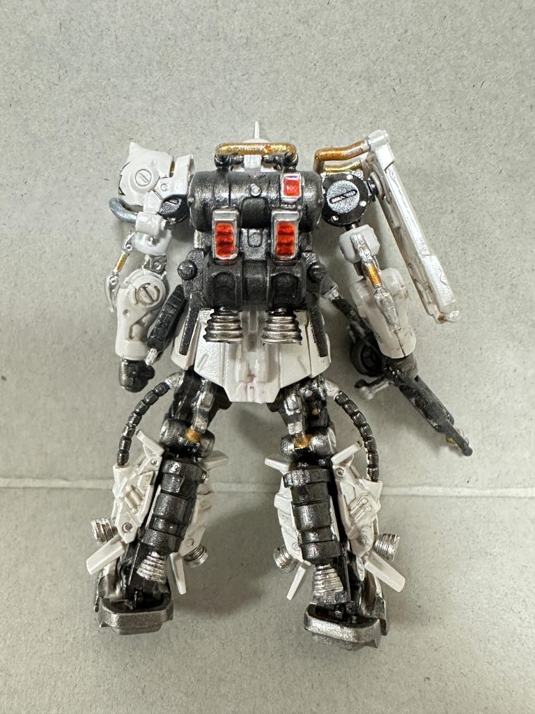 見えないフレーム部もシタデルカラーで筆塗りしています。シルバー、ゴールドは、ガンダムマーカーのEXカラーをパレットに流して筆塗りです。