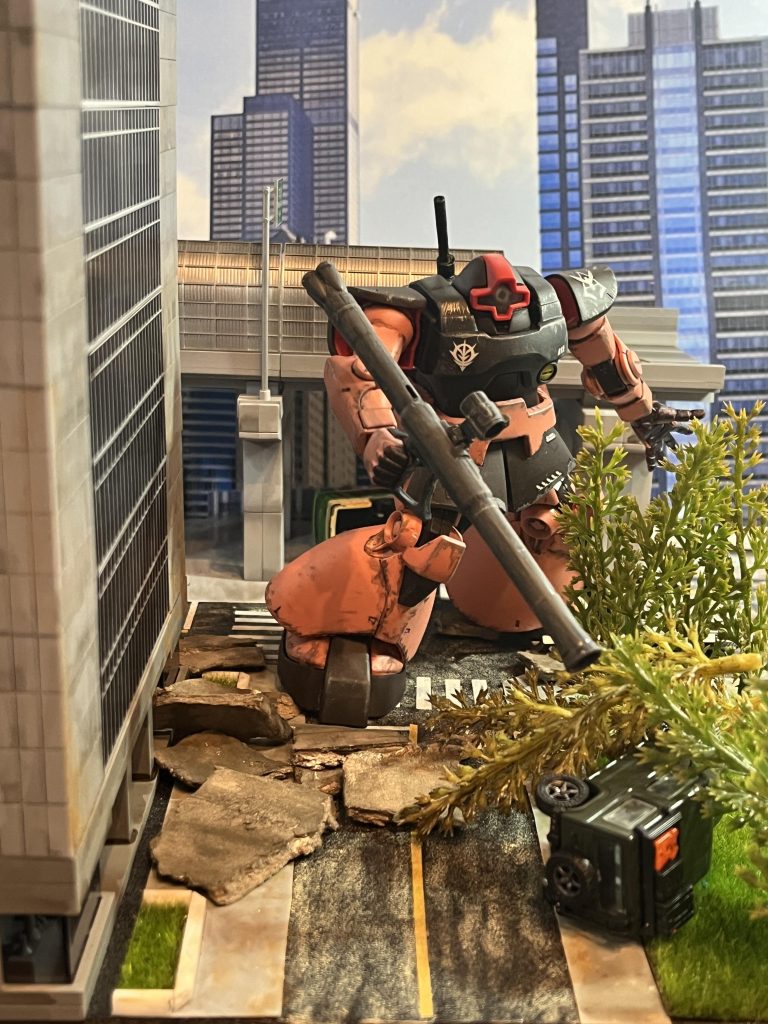 待ちの中、割れたコンクリートや転倒した車で雰囲気出してみました。バズーカ借りてきました。