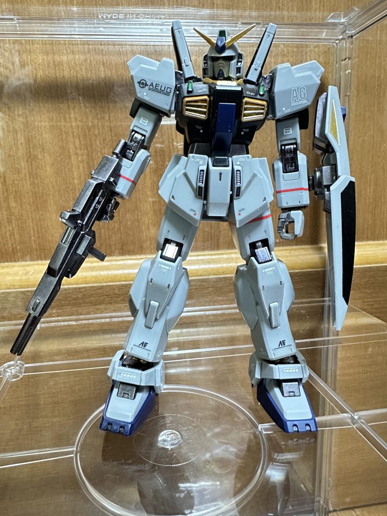 いつも撮る場所、困ってます😅この立ち姿で飾ってたら、腿の付け根のポリキャップにヒビが入って足がぷらぷらでした😭💦劣化でしょうか？塗料！？