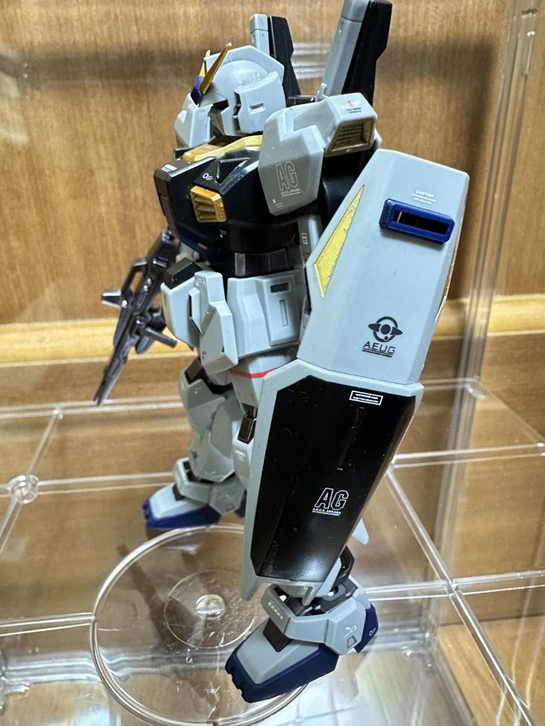 シールドの金色部分は、なんちゃってマスキングテープしてガンダムマーカーを吹いたのですけど、剥がすときに失敗してますね😂💦