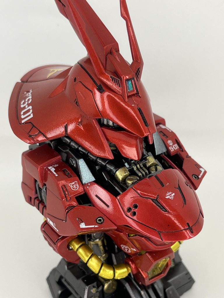 ルミナスユニットなしの状態です。ブチ穴のような所は実際に穴を開けました。胸部パーツは表面の波打が酷かったので、凸モールドを削って、平らにした後に金属ビーズをモールドにしました。