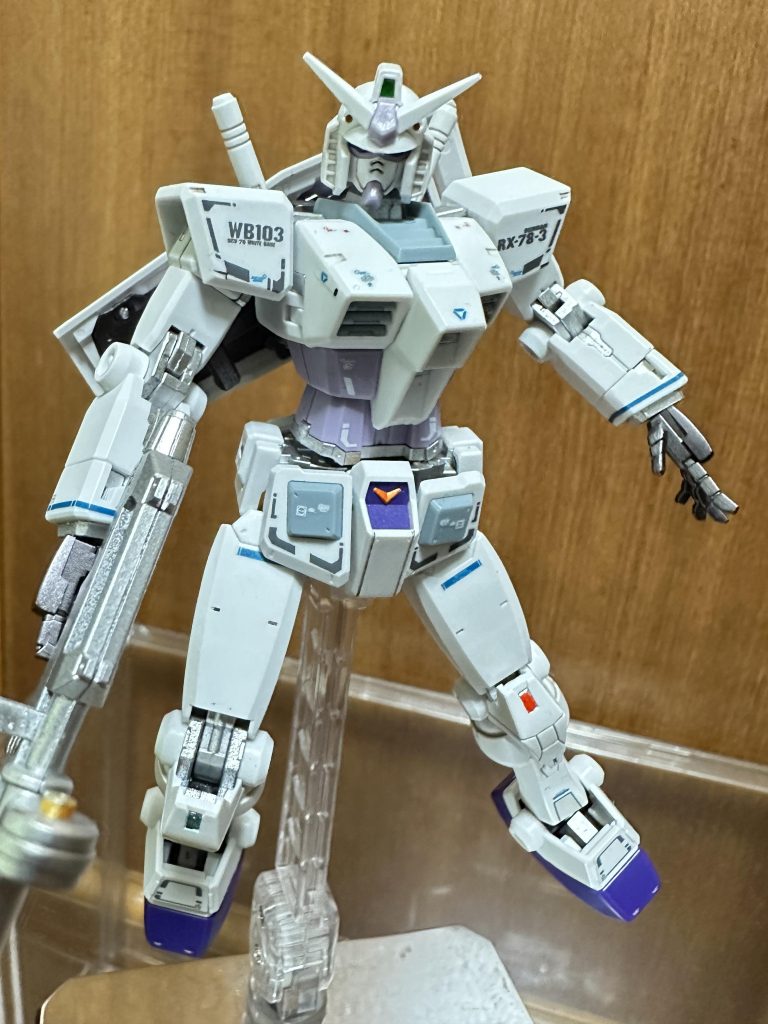 部分塗装です。フレームと、武器、お顔を少々塗りました。デカール貼って半ツヤコートです。