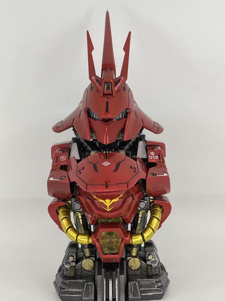 正面です。内部メカの所々は筆塗りで塗装しています。額のカメラは100均のラッピングテープをしています。