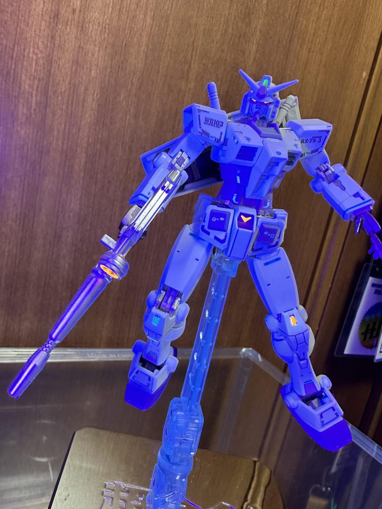 流行りなのかわかりませんが、UV発光仕様です。