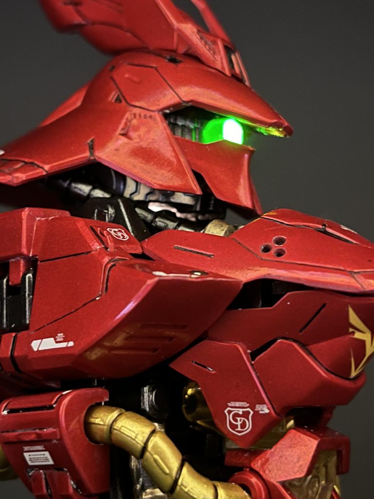 モノアイのルミナスユニットON状態。