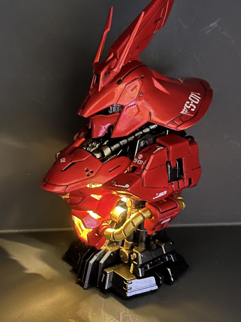 胸部のルミナスユニットON状態。上手くハイメガ部分だけ光らせるのは難しいですね。