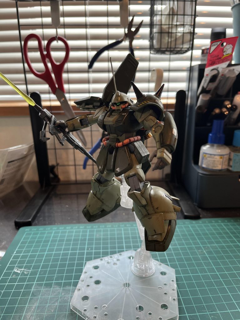 ウィリリーッ墨入れ、ガンダムマーカーで部分塗装（肩の棘、ヘソの部分をファントムグレー）、デカール