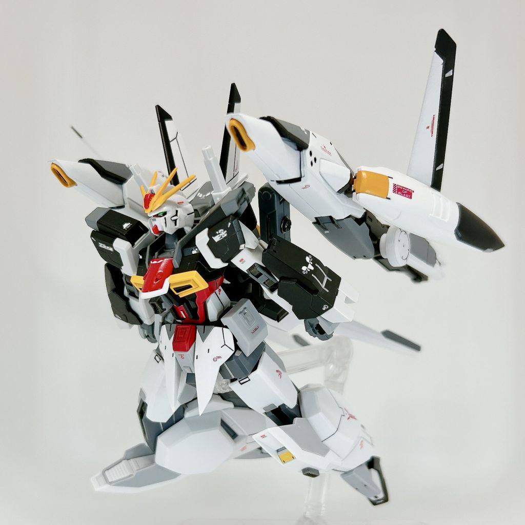 バックパックの「W・O(ダブル・オルカ)ウィザードパック」は、鉄血から端白星やオプションパーツなどを組み合わせて作成。バトルアームアームズで自由に可動します。インパルスガンダムの首可動がだいぶ上向きにできるので飛行ポーズがキマりますね(^^♪