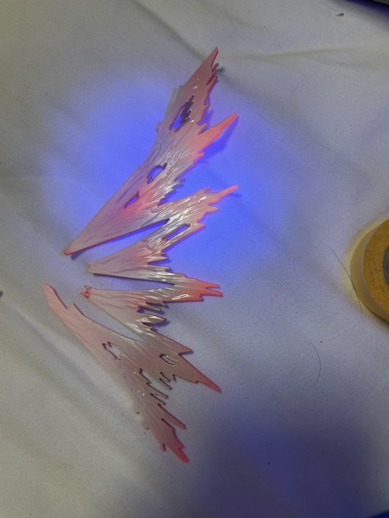 光の翼には蛍光レッドを使用しています。